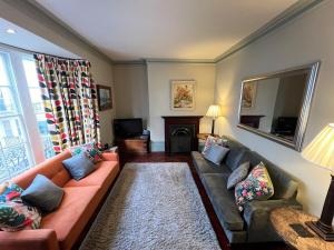 Posezení v ubytování Seaside garden flat in Kemp Town