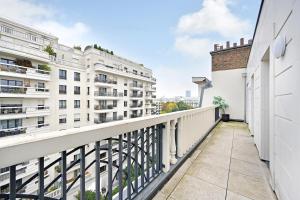 ルヴァロワ・ペレにあるRaffinement et Confort dans cette Résidence à Levallois-Perretの白い建物のアパートメントバルコニー