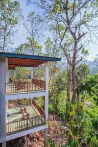 een gebouw met een terras in het bos bij Circle Edge Cabana in Kandy