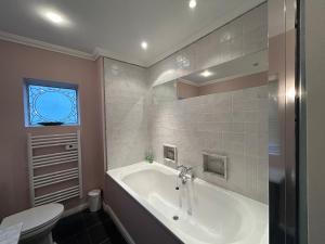 Koupelna v ubytování Seaside garden flat in Kemp Town + 43 fotografií