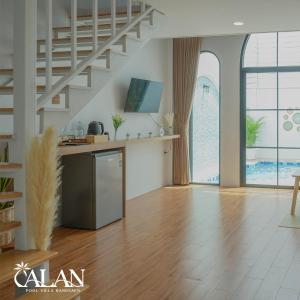 a kitchen and living room with a staircase at ALAN Pool Villa Bangsaen อารัญ พูลวิลล่า บางแสน in Ban Bang Saen (1)