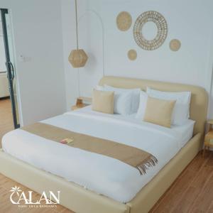 a large bed with white sheets and pillows at ALAN Pool Villa Bangsaen อารัญ พูลวิลล่า บางแสน in Ban Bang Saen (1) +15 photos
