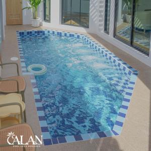 a swimming pool in a house with blue tiles on it at ALAN Pool Villa Bangsaen อารัญ พูลวิลล่า บางแสน in Ban Bang Saen (1)