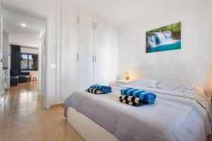 una camera da letto con un letto con due cuscini sopra di Coral Bliss a Corralejo Altre 27 foto