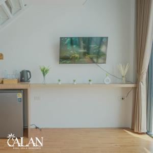 a living room with a tv on the wall at ALAN Pool Villa Bangsaen อารัญ พูลวิลล่า บางแสน in Ban Bang Saen (1)