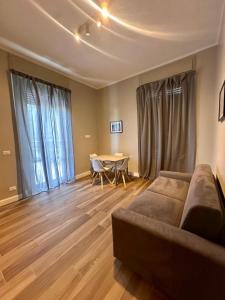 a living room with a couch and a table at Hermoso Housing Tortona in Tortona