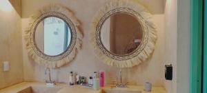 - deux miroirs au-dessus de deux lavabos dans la salle de bains dans l'établissement Casabel Tulum jungle experience, à Cobá 6 autres photos