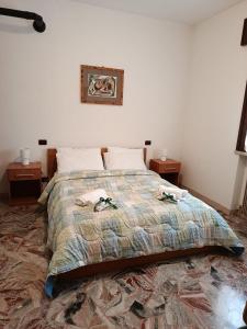 a bedroom with a bed with two towels on it at Al Centrale in Alano di Piave