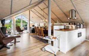 Η κουζίνα ή μικρή κουζίνα στο Amazing Home In Spøttrup With House A Panoramic View