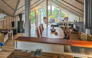 Χώρος καθιστικού στο Amazing Home In Spøttrup With House A Panoramic View