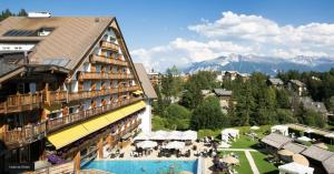 Cảnh núi rừng hoặc tầm nhìn ra núi từ căn hộ