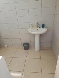 サンタンヌにあるOrchidéの白いバスルーム(シンク、ゴミ箱付)