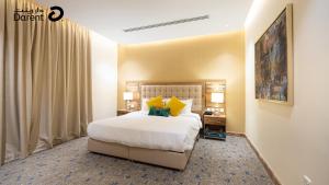 En eller flere senge i et værelse på Darent Super Luxury One bedroom Al Aqiq