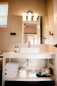 Koupelna v ubytování Stunning Cottage with Fantastic Views for a Romantic Escape near Austin, Texas + 8 fotografií