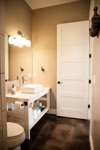 Koupelna v ubytování Stunning Cottage with Fantastic Views for a Romantic Escape near Austin, Texas