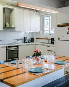 Η κουζίνα ή μικρή κουζίνα στο Piraeus Bright Apt