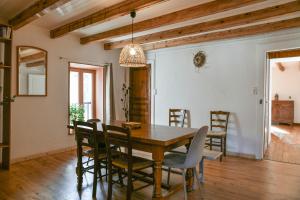 een eetkamer met een houten tafel en stoelen bij Nature et Calme Entre Deux Lacs in La Biolle