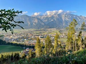 Mils bei HallにあるQuartier 27の山を背景にした街の景色