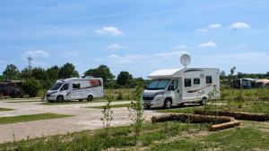 Dos vehículos recreativos estacionados en un aparcamiento en Resort Veldhoven, en Veldhoven 5 fotos más