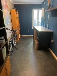 里尔Ferienwohnung StadtNest, 15210的房间里有一张桌子和一辆自行车。 更多3张照片