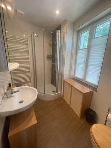里尔Ferienwohnung StadtNest, 15210的带白色水槽和淋浴的浴室