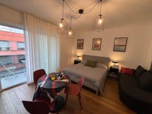 une chambre avec un lit, une table et un canapé dans l'établissement il tuo bnb bovio28 - Full home e Park, à Bari