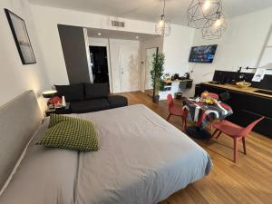 une chambre avec un lit et un salon dans l'établissement il tuo bnb bovio28 - Full home e Park, à Bari