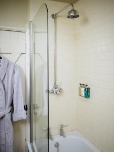 ein Badezimmer mit Dusche und Badewanne in der Unterkunft The Clock House in Chichester + 68 Fotos