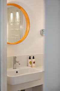 ein Badezimmer mit Waschbecken und Spiegel in der Unterkunft Cub Bedroom Three in Eastdean + 13 Fotos