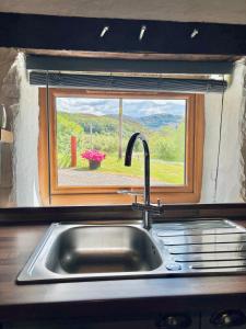 een aanrecht met uitzicht op een raam bij Old Stone Byre in Totaig