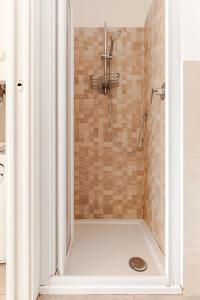 bagno con doccia e soffione di Casa Angela Apartments a Bergamo