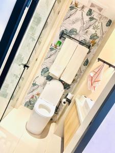 een badkamer met een wit toilet in een kamer bij Ww Homes in Nairobi