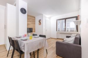 a dining room with a table and a chair and a room at Hostdomus - Valle Studio in Grange Sises