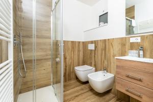 a bathroom with a shower and a toilet and a sink at Hostdomus - Valle Studio in Grange Sises