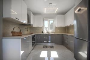 Η κουζίνα ή μικρή κουζίνα στο Sun & Splash Villa by Golden Host