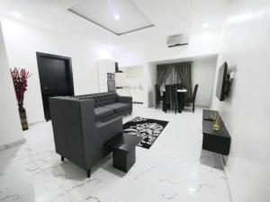 MagodoにあるKaypoint Homesのソファとテーブルのあるリビングルーム