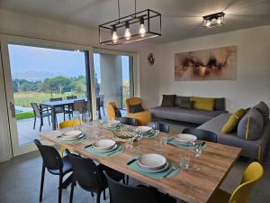 Un comedor y una sala de estar con mesa y sillas. en Villa Tarca - Colico, Lake Como, en Colico