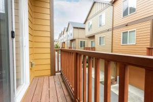 un balcón de una casa con terraza de madera en Family friendly 3 story townhouse with workspace, en Beaverton