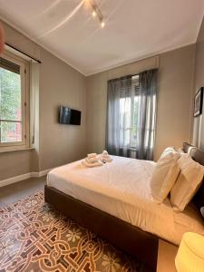 a bedroom with a large bed and a window at Hermoso Housing Tortona in Tortona