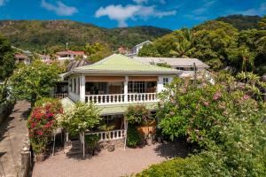 una casa con flores delante en Beau Bamboo, en Mahe