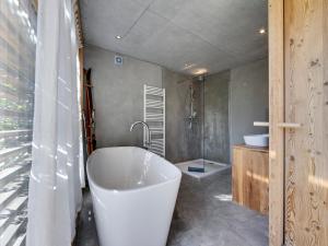 Chalet d'architecte calme à La Rosière avec garage - FR-1-690-36 في Montvalezan: حمام مع حوض استحمام أبيض كبير ودش