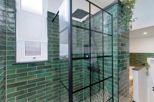 Et badeværelse på New! Stylish 2BR in Gladstone