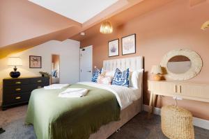 En eller flere senge i et værelse på New! Stylish 2BR in Gladstone