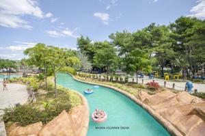 ザブラチェにあるApartments Macaの川船の集団