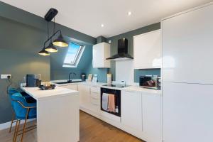 Køkken eller tekøkken på New! Stylish 2BR in Gladstone + 26 billeder