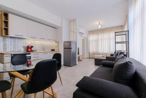 a living room with a couch and a kitchen at Ladadika Vibes Apartments 2 in Thessaloniki
