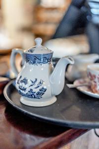 una teiera blu e bianca appoggiata su un vassoio di Cub Bedroom Two a Eastdean Altre 17 foto