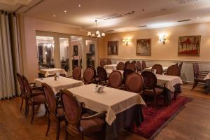 a restaurant with tables and chairs in a room at Hotel Ptuj in Ptuj