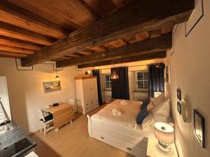 Postel nebo postele na pokoji v ubytování Gemütliches Altstadtjuwel im Herzen Passaus