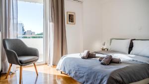 Ένα ή περισσότερα κρεβάτια σε δωμάτιο στο Piraeus Bright Apt
